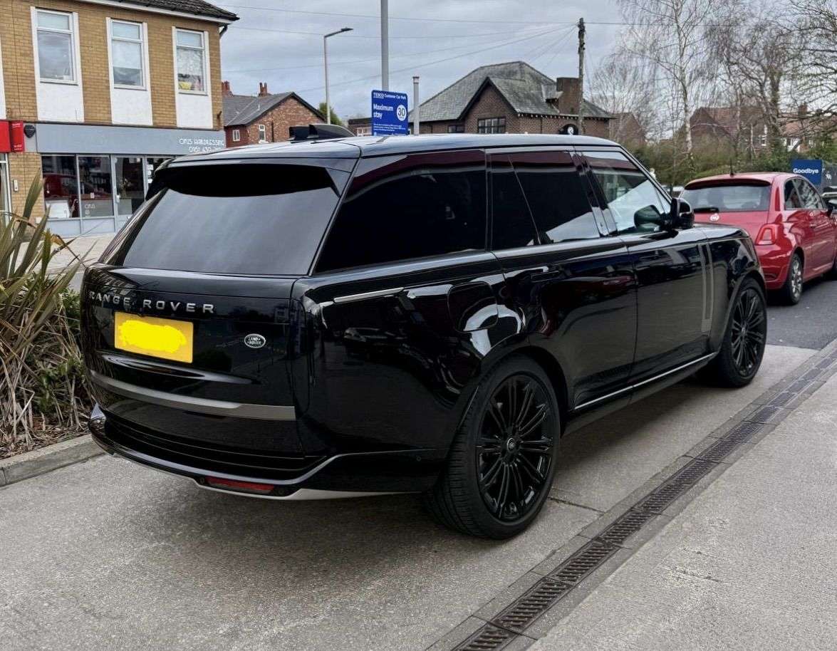 A 2022 LAND ROVER RANGE ROVER 3.0 D350 MHEV HSE SUV 5dr Diesel Automatic 4WD Euro 6 (s/s) (350 ps) A 2022 LAND ROVER RANGE ROVER 3.0 D350 MHEV HSE SUV 5dr Diesel Automatic 4WD Euro 6 (s/s) (350 ps)