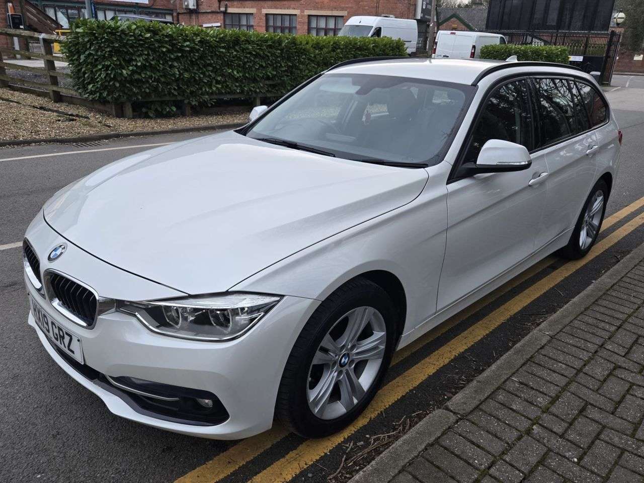 A 2019 BMW 3 SERIES 2.0 320i Sport Touring 5dr Petrol Automatic Euro 6 (s/s) (184 ps) A 2019 BMW 3 SERIES 2.0 320i Sport Touring 5dr Petrol Automatic Euro 6 (s/s) (184 ps)