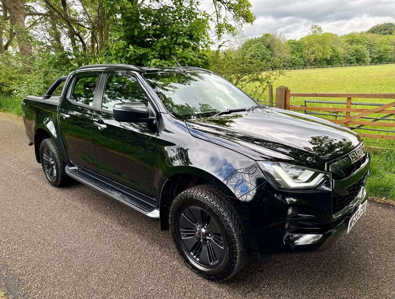 A 2023 ISUZU D-MAX 1.9 TD V-Cross Pickup Double Cab 4dr Diesel Manual 4WD Euro 6 (s/s) (164 ps A 2023 ISUZU D-MAX 1.9 TD V-Cross Pickup Double Cab 4dr Diesel Manual 4WD Euro 6 (s/s) (164 ps