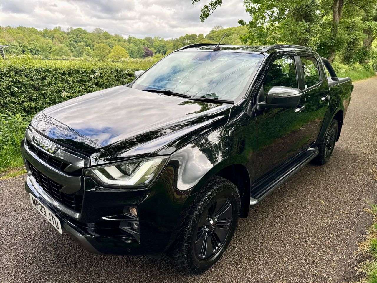 A 2023 ISUZU D-MAX 1.9 TD V-Cross Pickup Double Cab 4dr Diesel Manual 4WD Euro 6 (s/s) (164 ps A 2023 ISUZU D-MAX 1.9 TD V-Cross Pickup Double Cab 4dr Diesel Manual 4WD Euro 6 (s/s) (164 ps