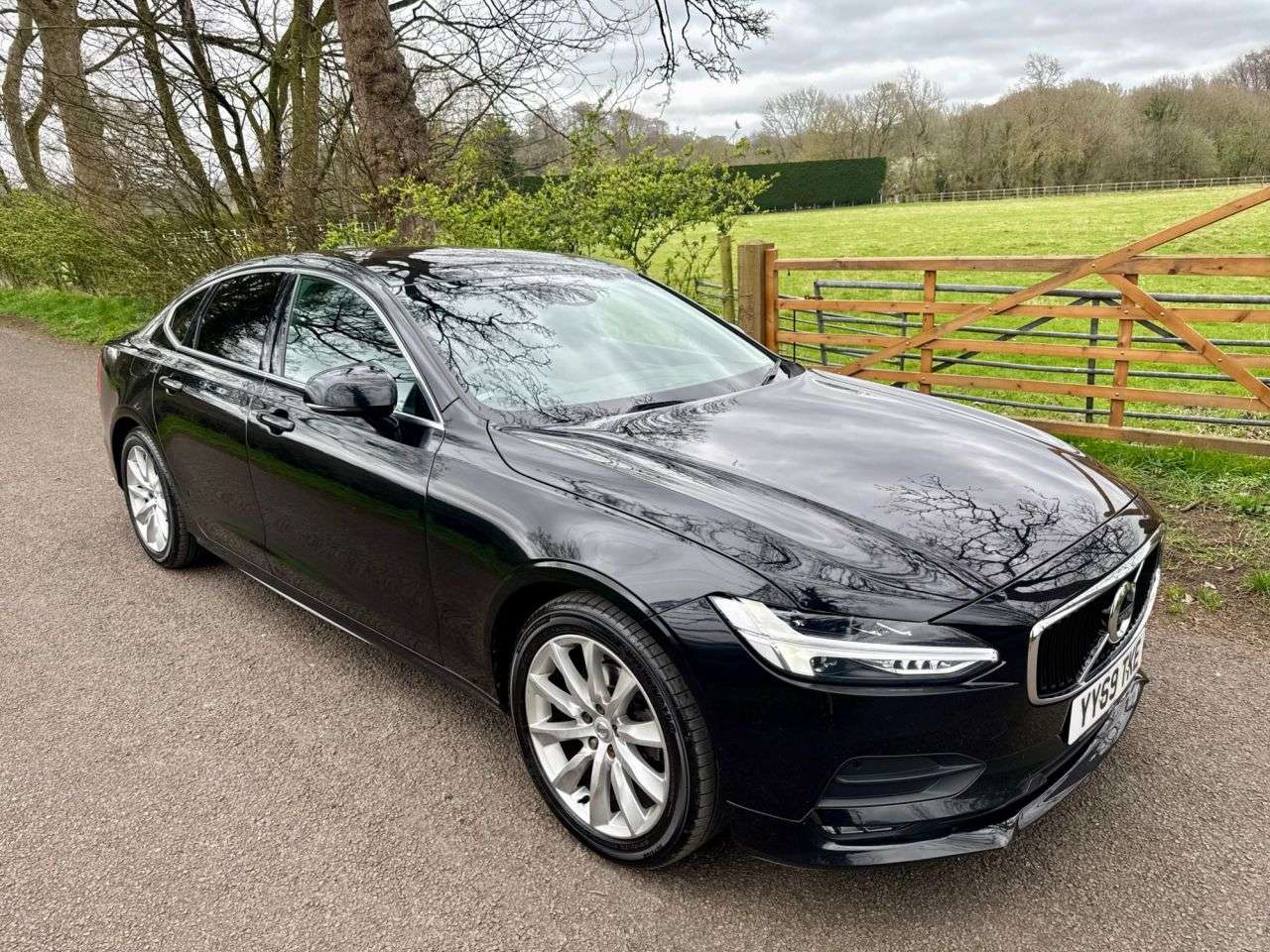 A 2019 VOLVO S90 2.0 T4 Momentum Plus Saloon 4dr Petrol Automatic Euro 6 (s/s) (190 ps) + SE A 2019 VOLVO S90 2.0 T4 Momentum Plus Saloon 4dr Petrol Automatic Euro 6 (s/s) (190 ps) + SE