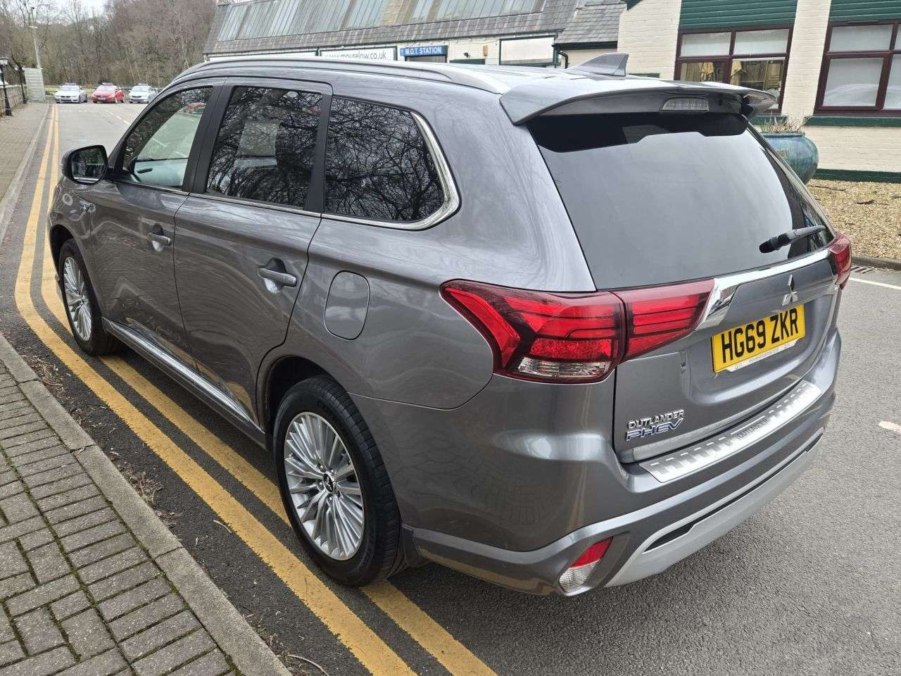 A 2019 MITSUBISHI OUTLANDER 2.4h TwinMotor 13.8kWh Dynamic SUV 5dr Petrol Plug-in Hybrid CVT 4WD Euro 6 A 2019 MITSUBISHI OUTLANDER 2.4h TwinMotor 13.8kWh Dynamic SUV 5dr Petrol Plug-in Hybrid CVT 4WD Euro 6