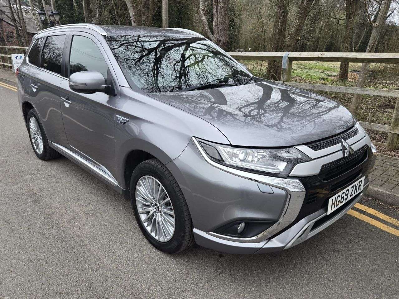 A 2019 MITSUBISHI OUTLANDER 2.4h TwinMotor 13.8kWh Dynamic SUV 5dr Petrol Plug-in Hybrid CVT 4WD Euro 6 A 2019 MITSUBISHI OUTLANDER 2.4h TwinMotor 13.8kWh Dynamic SUV 5dr Petrol Plug-in Hybrid CVT 4WD Euro 6