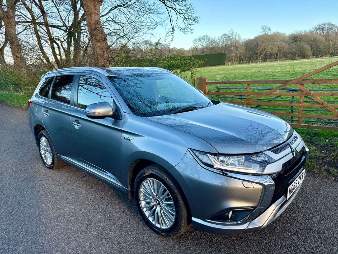 A 2019 MITSUBISHI OUTLANDER 2.4h TwinMotor 13.8kWh Dynamic SUV 5dr Petrol Plug-in Hybrid CVT 4WD Euro 6 A 2019 MITSUBISHI OUTLANDER 2.4h TwinMotor 13.8kWh Dynamic SUV 5dr Petrol Plug-in Hybrid CVT 4WD Euro 6