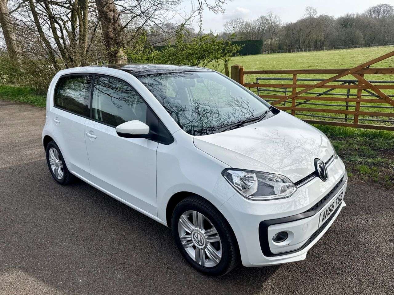 A 2016 VOLKSWAGEN UP! 1.0 High up! Hatchback 5dr Petrol Manual Euro 6 (75 ps) + SERVICE HISTORY + A 2016 VOLKSWAGEN UP! 1.0 High up! Hatchback 5dr Petrol Manual Euro 6 (75 ps) + SERVICE HISTORY +