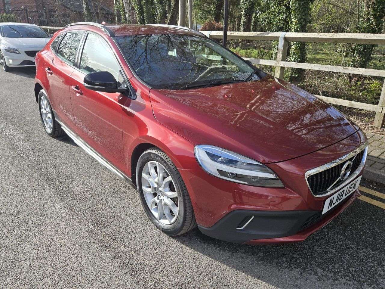 A 2018 VOLVO V40 CROSS COUNTRY 2.0 D2 Pro Hatchback 5dr Diesel Automatic Euro 6 (s/s) (120 ps) A 2018 VOLVO V40 CROSS COUNTRY 2.0 D2 Pro Hatchback 5dr Diesel Automatic Euro 6 (s/s) (120 ps)
