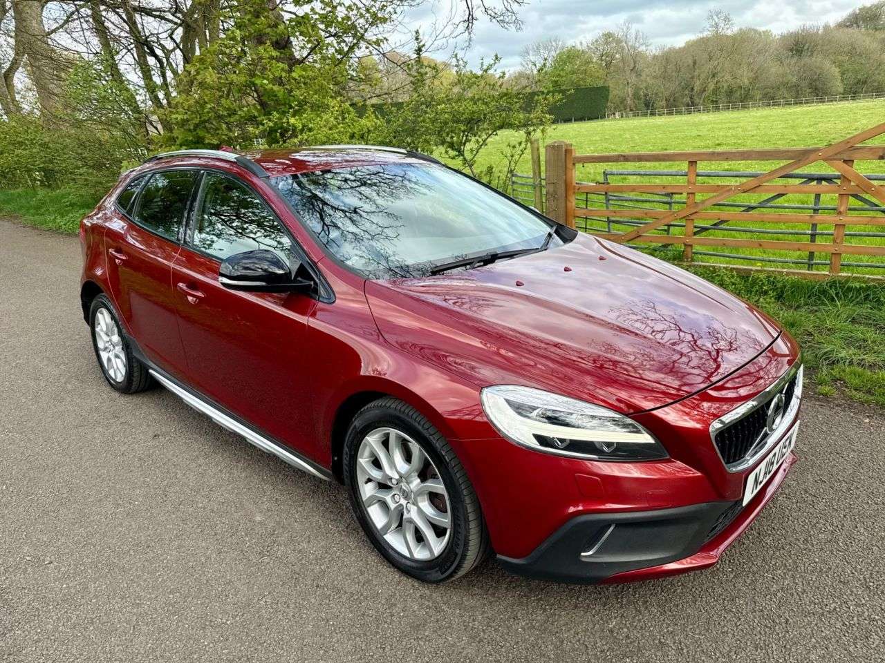 A 2018 VOLVO V40 CROSS COUNTRY 2.0 D2 Pro Hatchback 5dr Diesel Automatic Euro 6 (s/s) (120 ps) A 2018 VOLVO V40 CROSS COUNTRY 2.0 D2 Pro Hatchback 5dr Diesel Automatic Euro 6 (s/s) (120 ps)