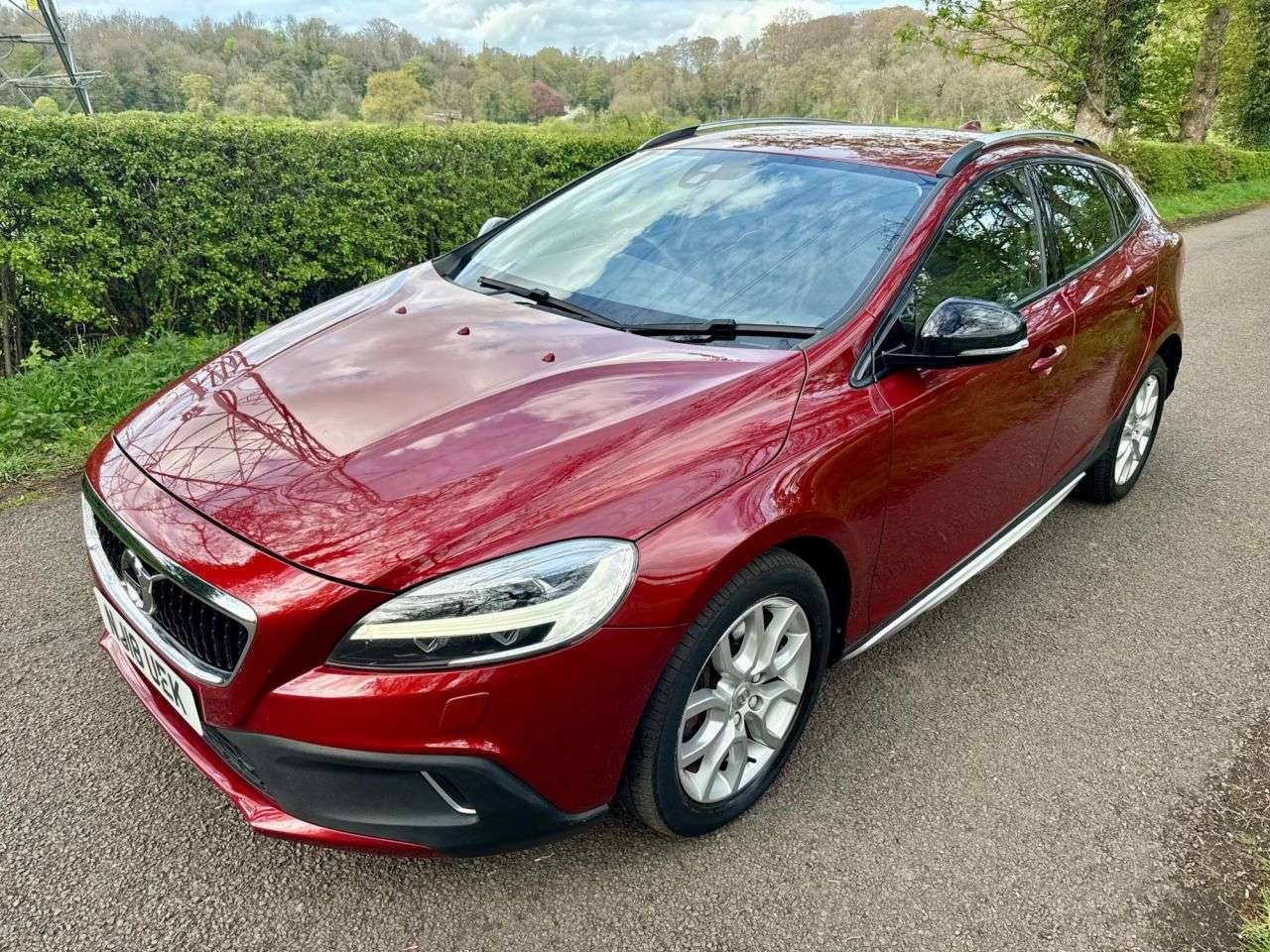 A 2018 VOLVO V40 CROSS COUNTRY 2.0 D2 Pro Hatchback 5dr Diesel Automatic Euro 6 (s/s) (120 ps) A 2018 VOLVO V40 CROSS COUNTRY 2.0 D2 Pro Hatchback 5dr Diesel Automatic Euro 6 (s/s) (120 ps)