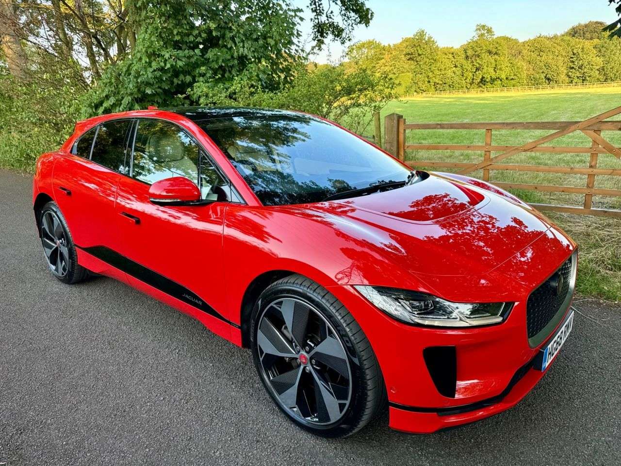 A 2018 JAGUAR I-PACE 400 90kWh First Edition SUV 5dr Electric Automatic 4WD (400 ps) + SERVICE H A 2018 JAGUAR I-PACE 400 90kWh First Edition SUV 5dr Electric Automatic 4WD (400 ps) + SERVICE H