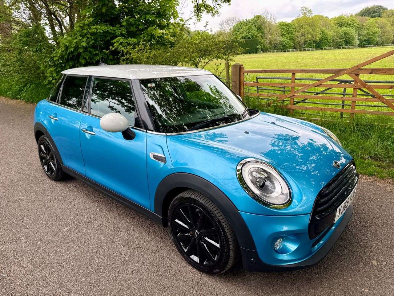 A 2015 MINI HATCH 1.5 Cooper Hatchback 5dr Petrol Automatic Euro 6 (s/s) (136 ps) + SERVICE H A 2015 MINI HATCH 1.5 Cooper Hatchback 5dr Petrol Automatic Euro 6 (s/s) (136 ps) + SERVICE H
