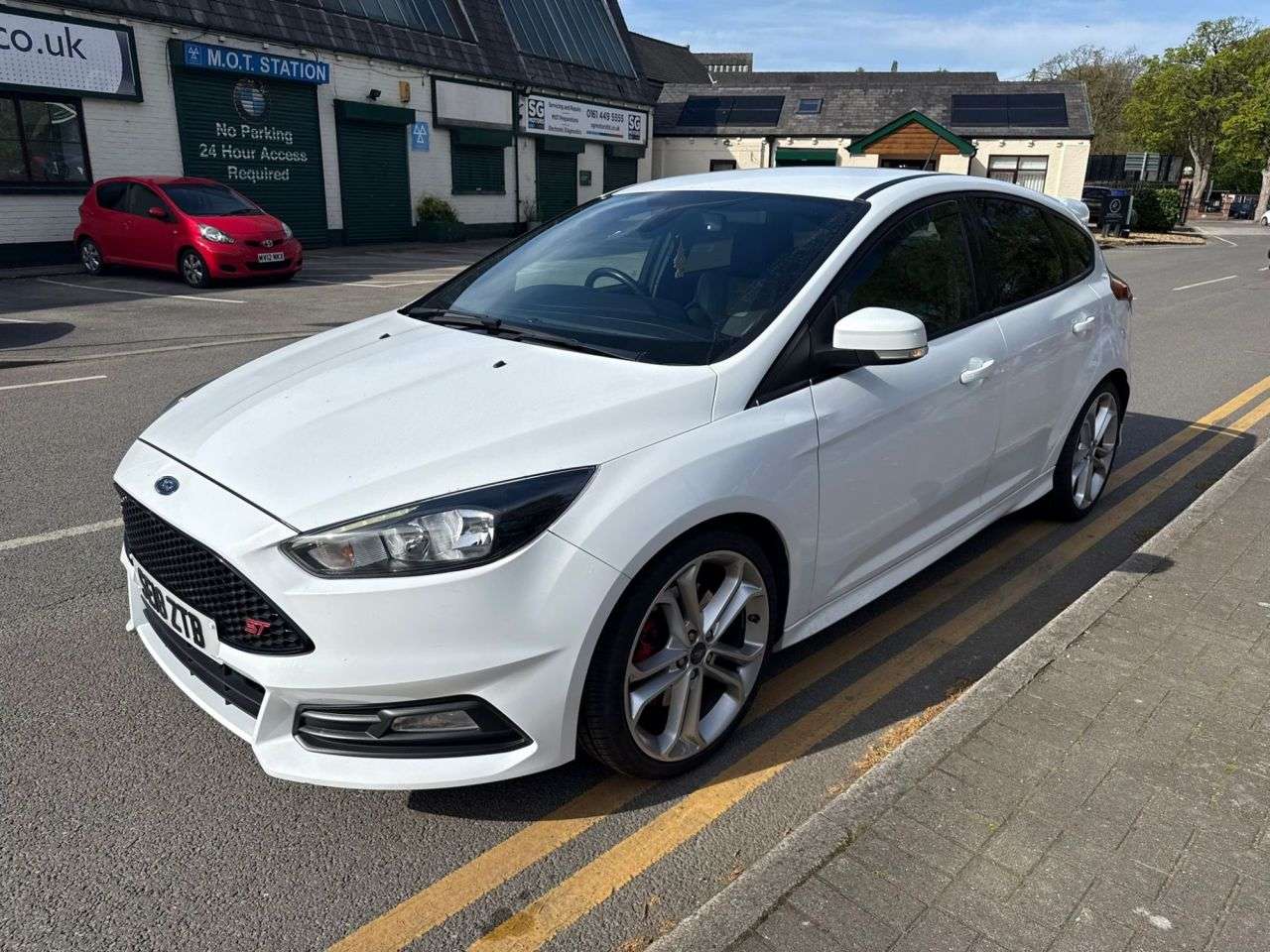 A 2018 FORD FOCUS 2.0T EcoBoost ST-2 Hatchback 5dr Petrol Manual Euro 6 (s/s) (250 ps) A 2018 FORD FOCUS 2.0T EcoBoost ST-2 Hatchback 5dr Petrol Manual Euro 6 (s/s) (250 ps)