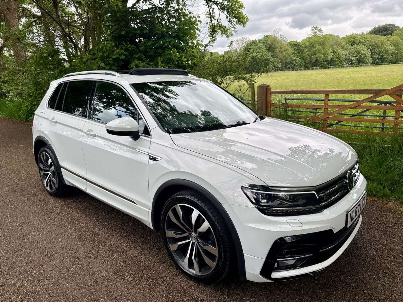 A 2017 VOLKSWAGEN TIGUAN 2.0 TDI R-Line SUV 5dr Diesel Manual 4Motion Euro 6 (s/s) (150 ps) + SERVIC A 2017 VOLKSWAGEN TIGUAN 2.0 TDI R-Line SUV 5dr Diesel Manual 4Motion Euro 6 (s/s) (150 ps) + SERVIC
