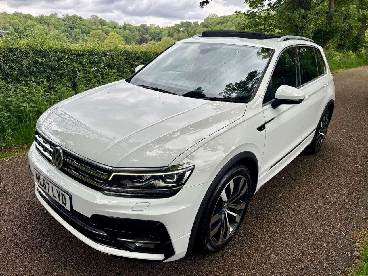 A 2017 VOLKSWAGEN TIGUAN 2.0 TDI R-Line SUV 5dr Diesel Manual 4Motion Euro 6 (s/s) (150 ps) + SERVIC A 2017 VOLKSWAGEN TIGUAN 2.0 TDI R-Line SUV 5dr Diesel Manual 4Motion Euro 6 (s/s) (150 ps) + SERVIC