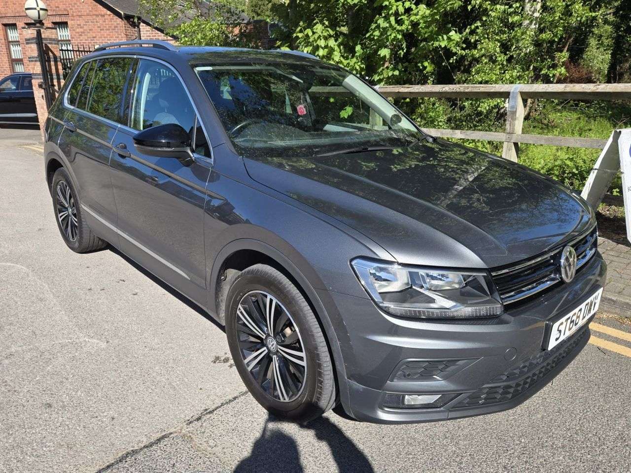 A 2018 VOLKSWAGEN TIGUAN 2.0 TDI SE Navigation SUV 5dr Diesel DSG Euro 6 (s/s) (150 ps) A 2018 VOLKSWAGEN TIGUAN 2.0 TDI SE Navigation SUV 5dr Diesel DSG Euro 6 (s/s) (150 ps)