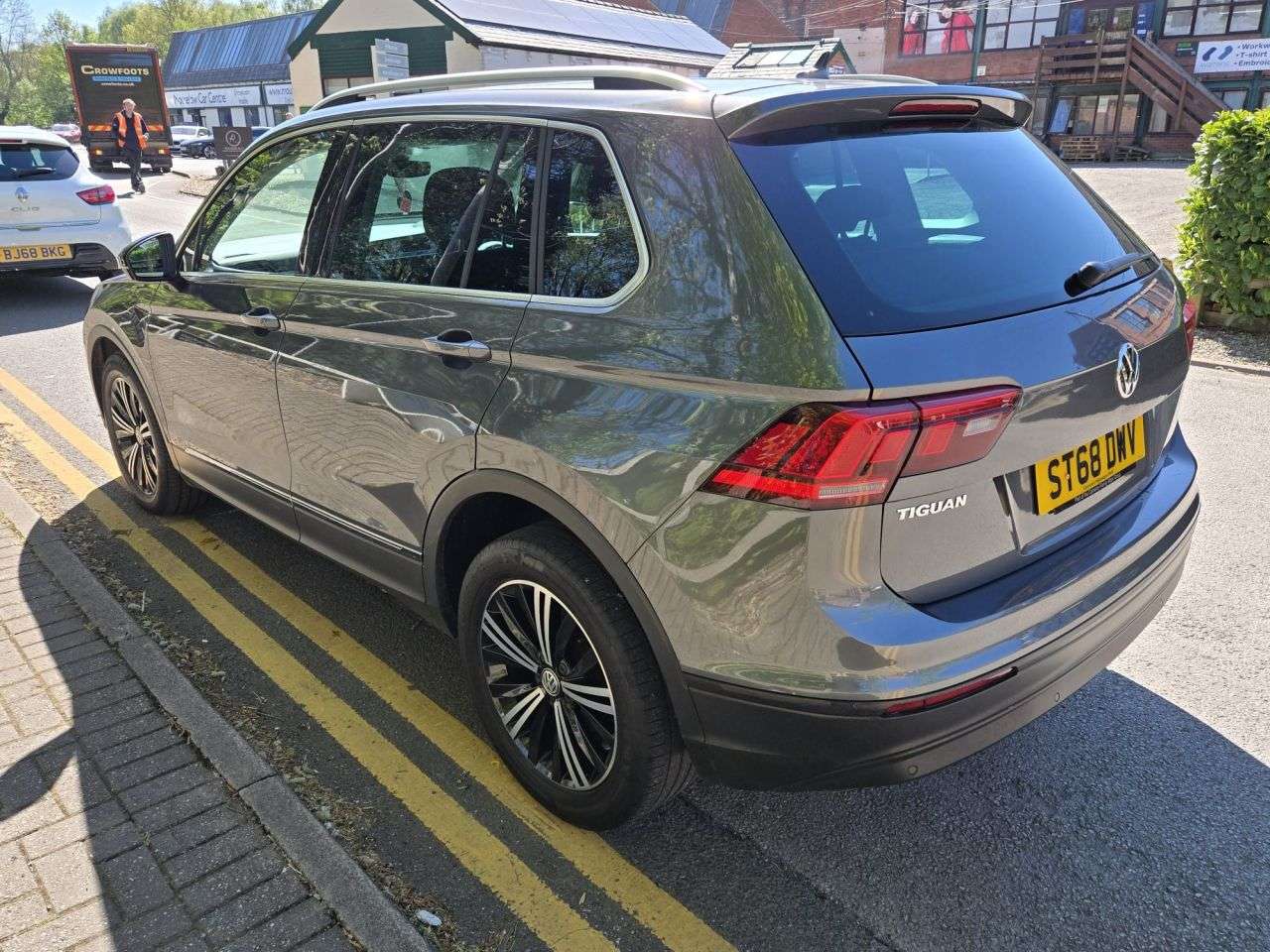 A 2018 VOLKSWAGEN TIGUAN 2.0 TDI SE Navigation SUV 5dr Diesel DSG Euro 6 (s/s) (150 ps) A 2018 VOLKSWAGEN TIGUAN 2.0 TDI SE Navigation SUV 5dr Diesel DSG Euro 6 (s/s) (150 ps)