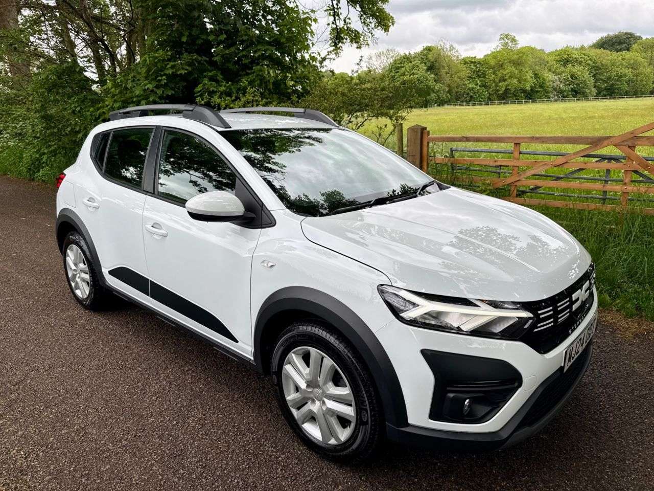 A 2024 DACIA SANDERO STEPWAY 1.0 TCe Expression Hatchback 5dr Petrol Manual Euro 6 (s/s) (90 ps) + SERVI A 2024 DACIA SANDERO STEPWAY 1.0 TCe Expression Hatchback 5dr Petrol Manual Euro 6 (s/s) (90 ps) + SERVI