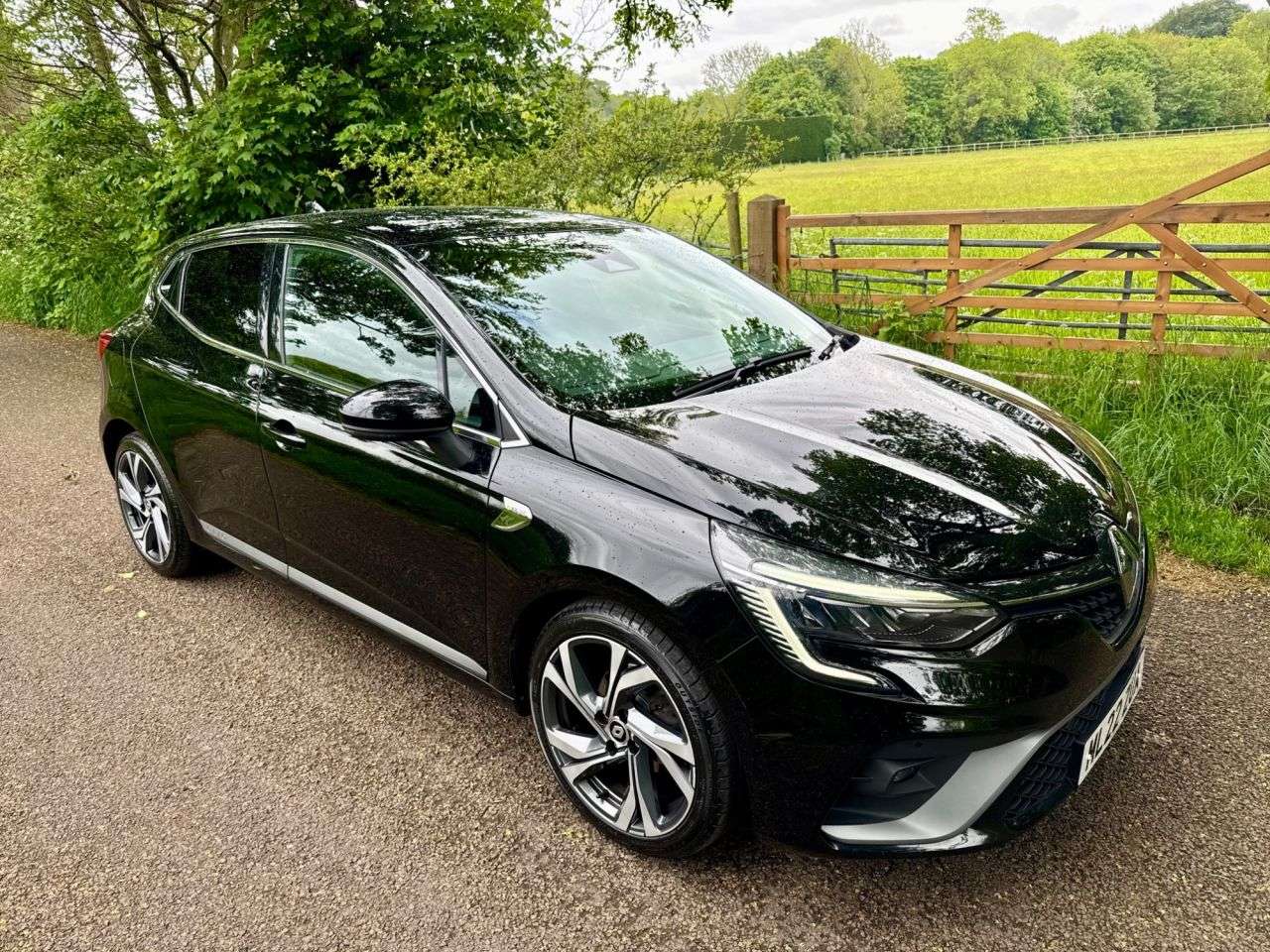 A 2022 RENAULT CLIO 1.0 TCe RS Line Hatchback 5dr Petrol Manual Euro 6 (s/s) (90 ps) + SERVICE A 2022 RENAULT CLIO 1.0 TCe RS Line Hatchback 5dr Petrol Manual Euro 6 (s/s) (90 ps) + SERVICE