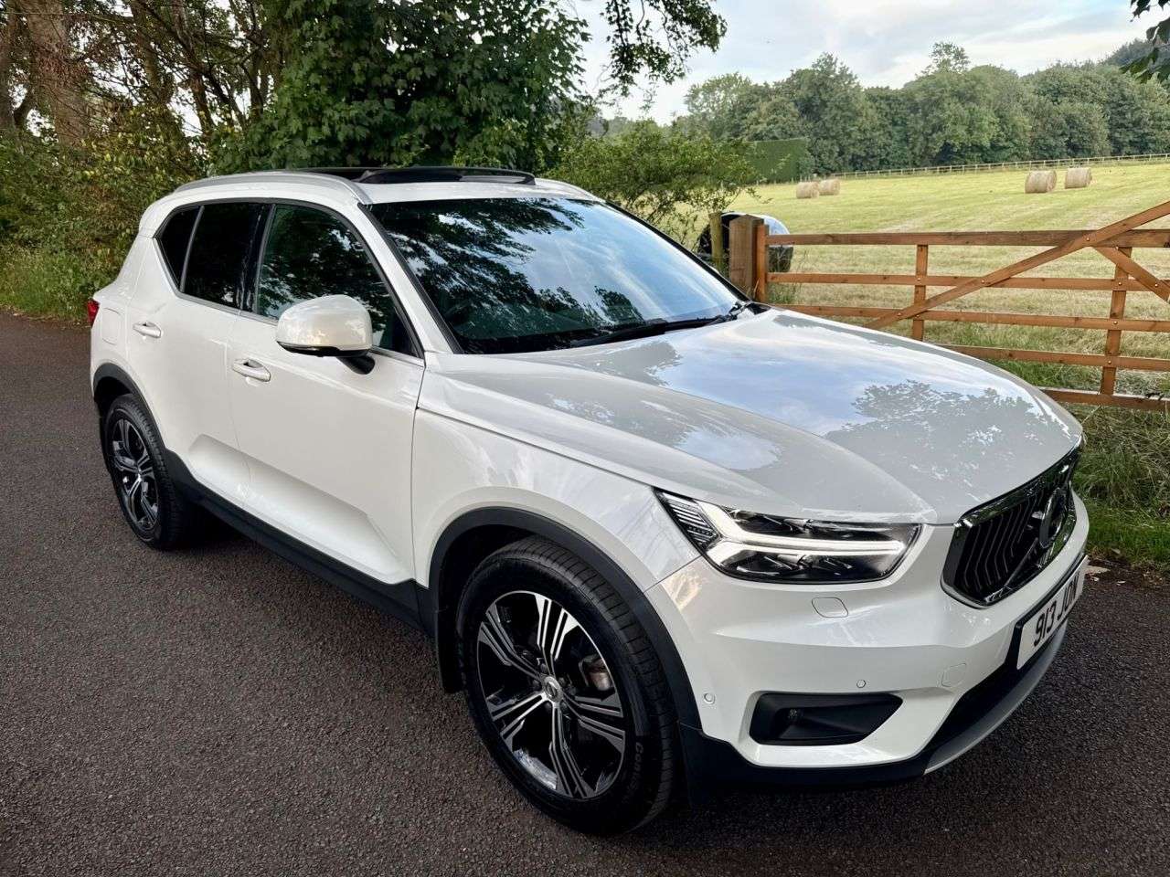 A 2019 VOLVO XC40 2.0 D4 Inscription Pro SUV 5dr Diesel Automatic AWD Euro 6 (s/s) (190 ps) A 2019 VOLVO XC40 2.0 D4 Inscription Pro SUV 5dr Diesel Automatic AWD Euro 6 (s/s) (190 ps)