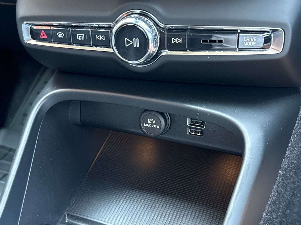 2019 VOLVO XC40 2019 VOLVO XC40