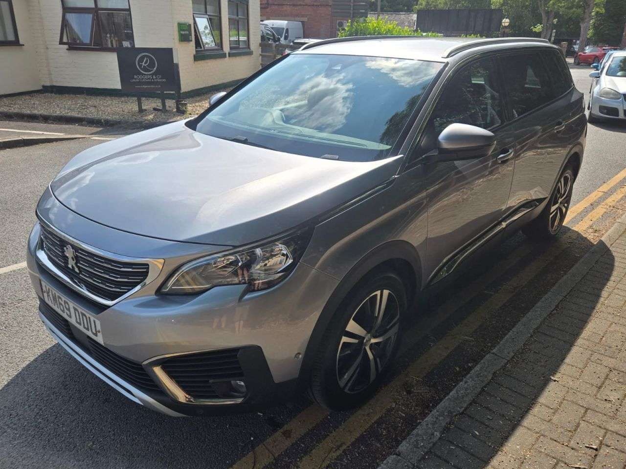 A 2019 PEUGEOT 5008 1.2 PureTech Allure SUV 5dr Petrol Manual Euro 6 (s/s) (130 ps) A 2019 PEUGEOT 5008 1.2 PureTech Allure SUV 5dr Petrol Manual Euro 6 (s/s) (130 ps)