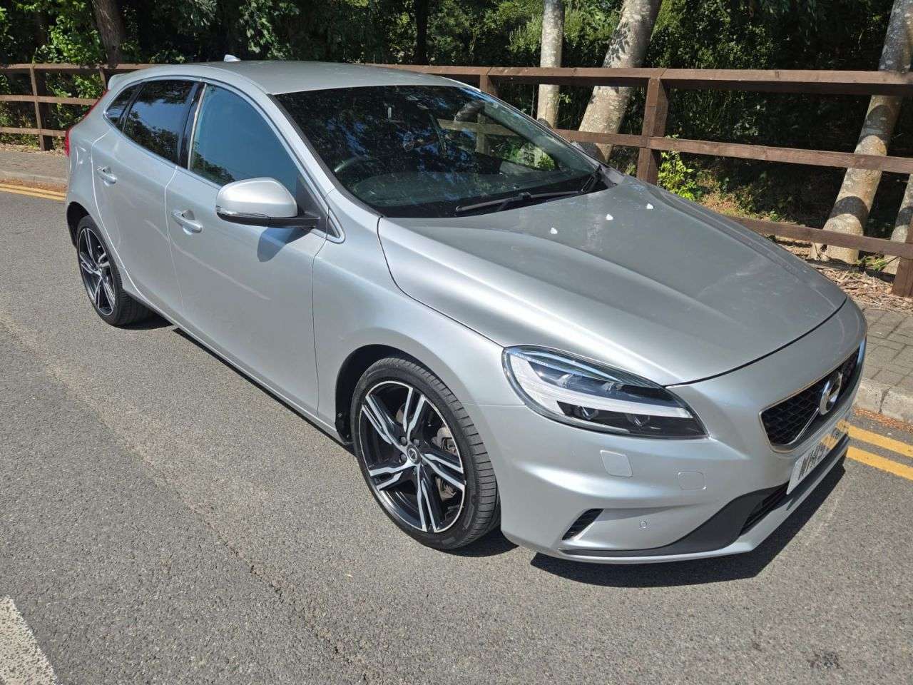A 2019 VOLVO V40 2.0 D3 R-Design Pro Hatchback 5dr Diesel Auto Euro 6 (s/s) (150 ps) A 2019 VOLVO V40 2.0 D3 R-Design Pro Hatchback 5dr Diesel Auto Euro 6 (s/s) (150 ps)