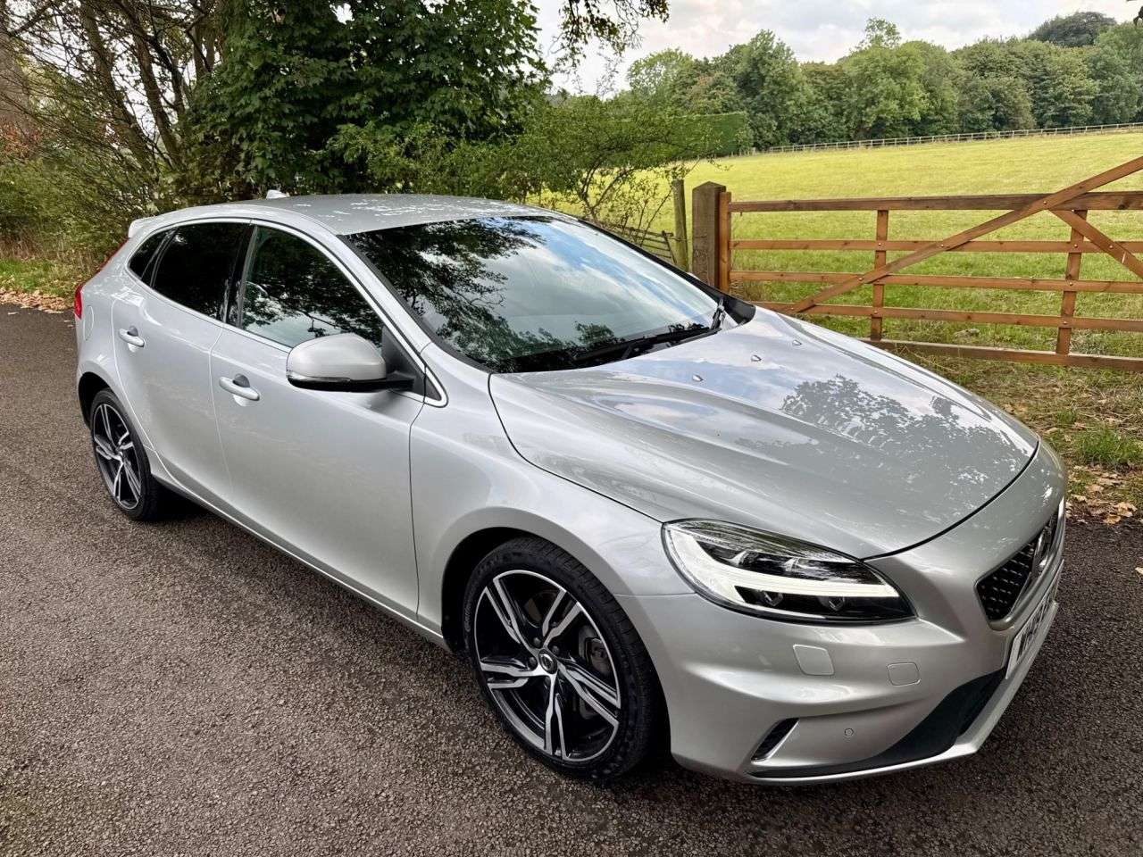 A 2019 VOLVO V40 2.0 D3 R-Design Pro Hatchback 5dr Diesel Auto Euro 6 (s/s) (150 ps) + SERVI A 2019 VOLVO V40 2.0 D3 R-Design Pro Hatchback 5dr Diesel Auto Euro 6 (s/s) (150 ps) + SERVI