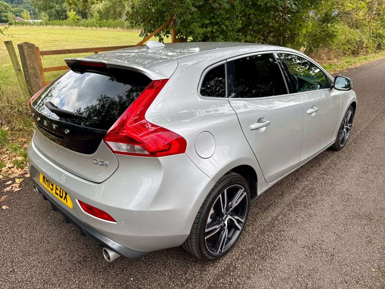 2019 VOLVO V40 2019 VOLVO V40