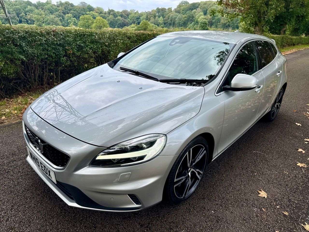 A 2019 VOLVO V40 2.0 D3 R-Design Pro Hatchback 5dr Diesel Auto Euro 6 (s/s) (150 ps) + SERVI A 2019 VOLVO V40 2.0 D3 R-Design Pro Hatchback 5dr Diesel Auto Euro 6 (s/s) (150 ps) + SERVI