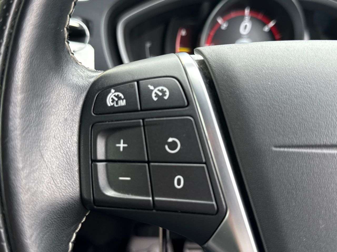 2019 VOLVO V40 2019 VOLVO V40
