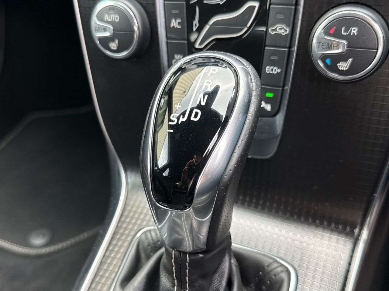 2019 VOLVO V40 2019 VOLVO V40