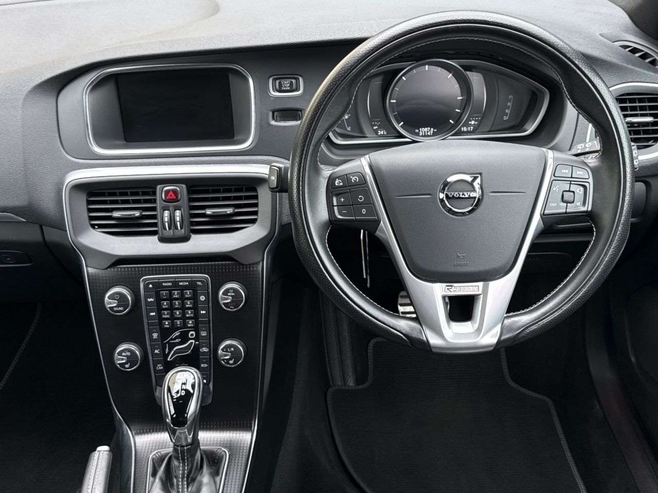 2019 VOLVO V40 2019 VOLVO V40