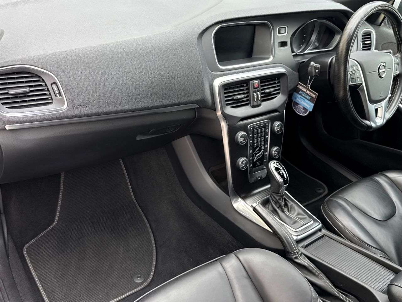 2019 VOLVO V40 2019 VOLVO V40