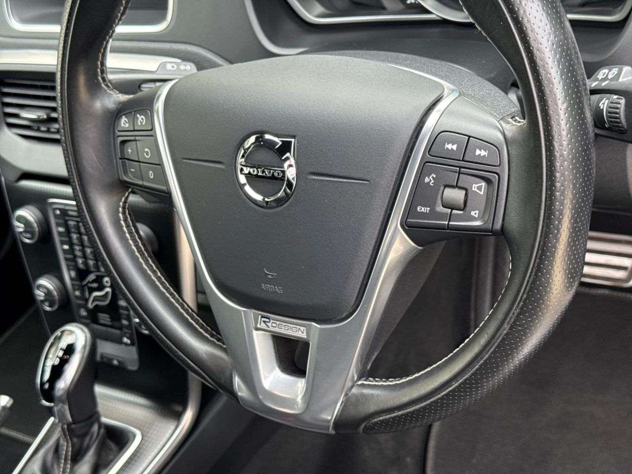 2019 VOLVO V40 2019 VOLVO V40