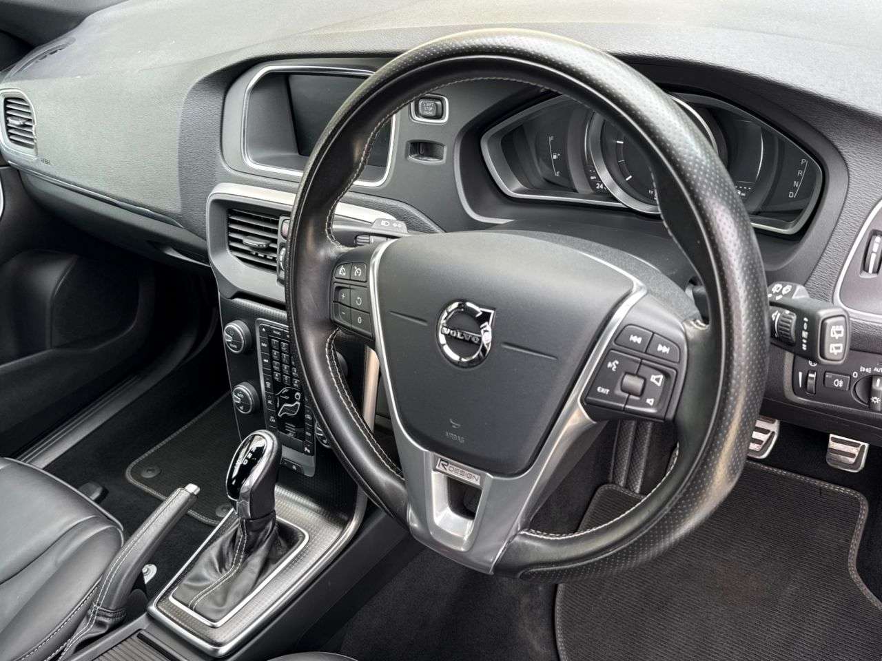 2019 VOLVO V40 2019 VOLVO V40