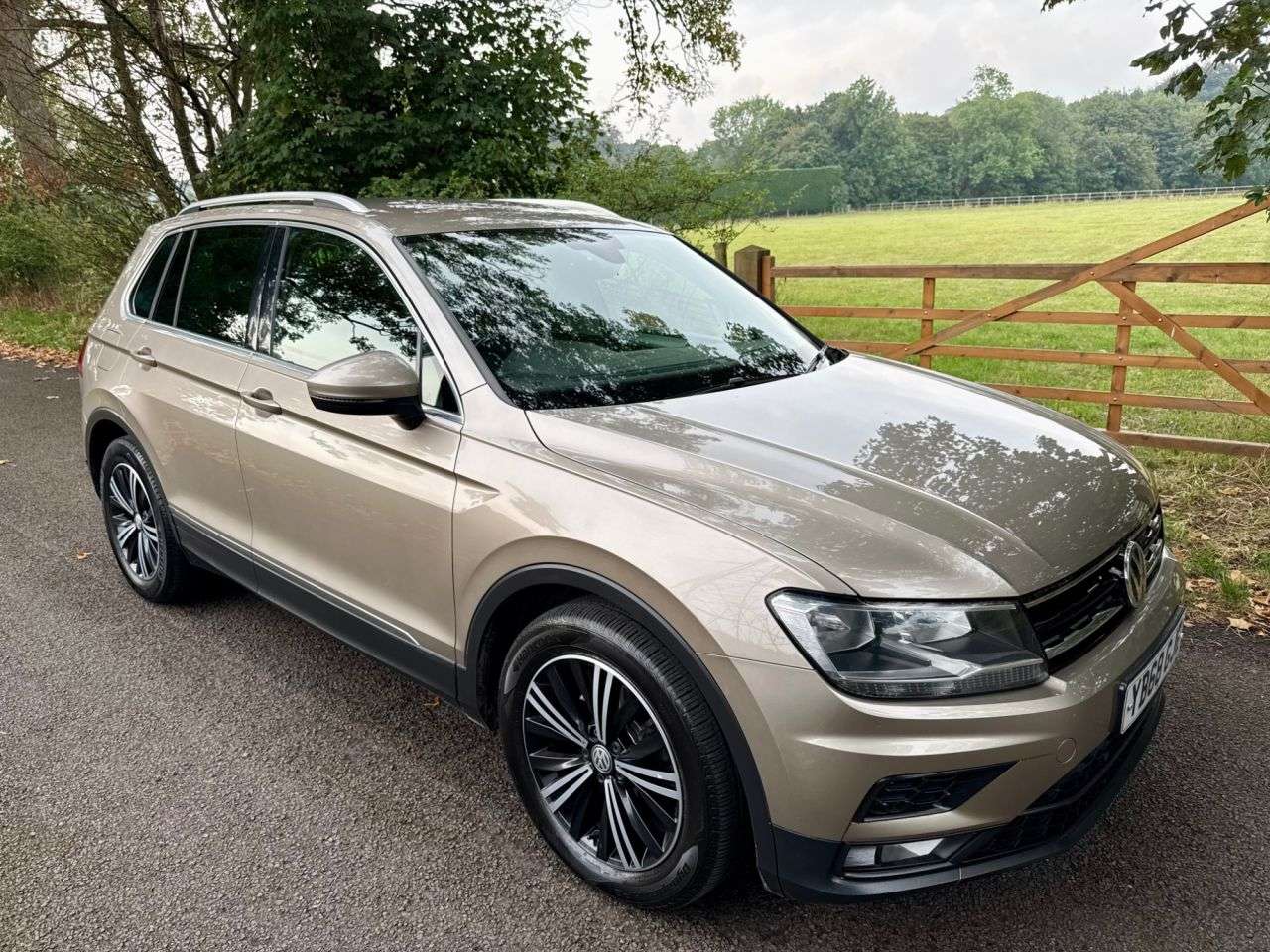 A 2018 VOLKSWAGEN TIGUAN 2.0 TDI SE Navigation SUV 5dr Diesel Manual Euro 6 (s/s) (150 ps) + SERVICE A 2018 VOLKSWAGEN TIGUAN 2.0 TDI SE Navigation SUV 5dr Diesel Manual Euro 6 (s/s) (150 ps) + SERVICE