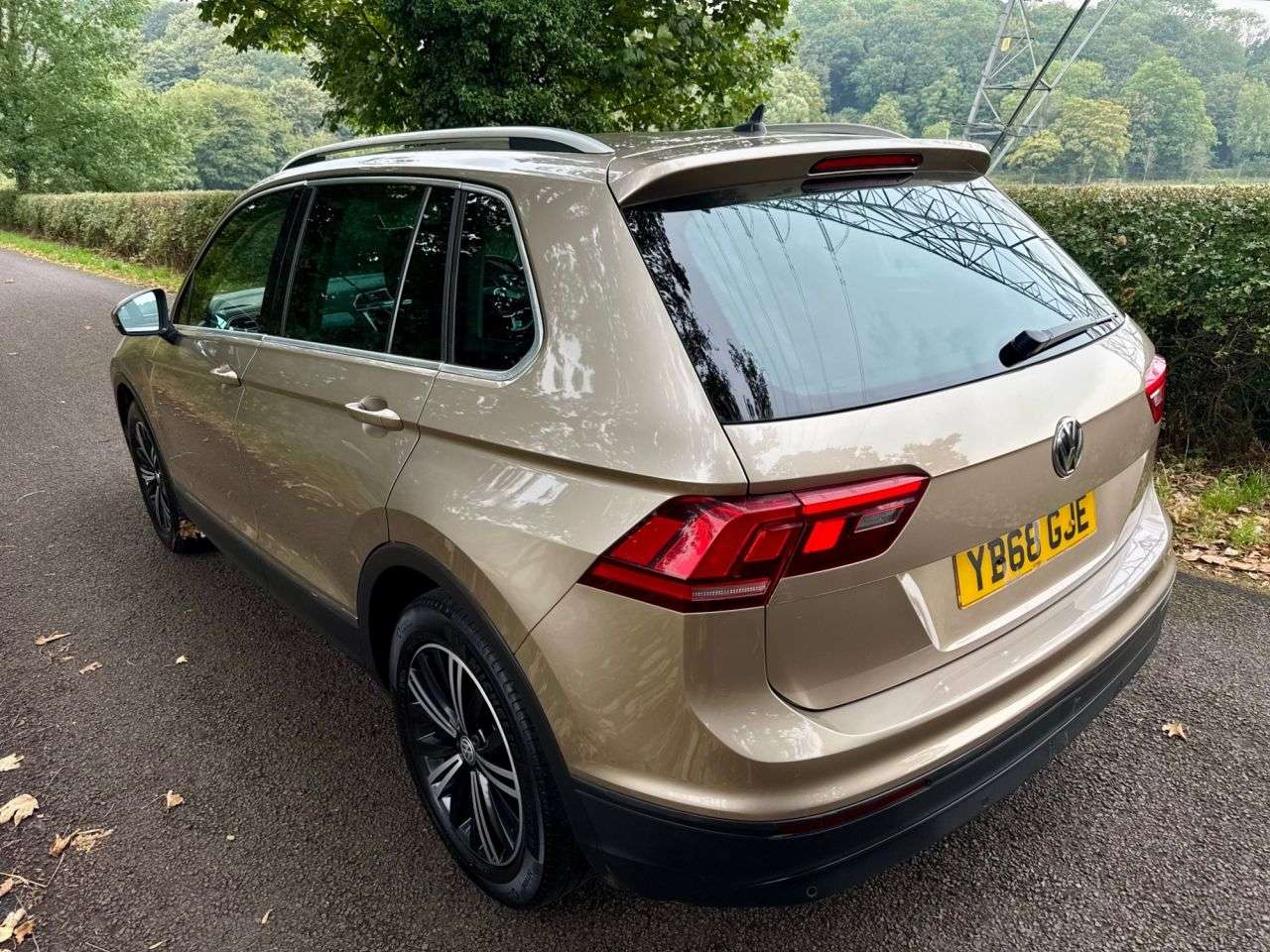 A 2018 VOLKSWAGEN TIGUAN 2.0 TDI SE Navigation SUV 5dr Diesel Manual Euro 6 (s/s) (150 ps) + SERVICE A 2018 VOLKSWAGEN TIGUAN 2.0 TDI SE Navigation SUV 5dr Diesel Manual Euro 6 (s/s) (150 ps) + SERVICE