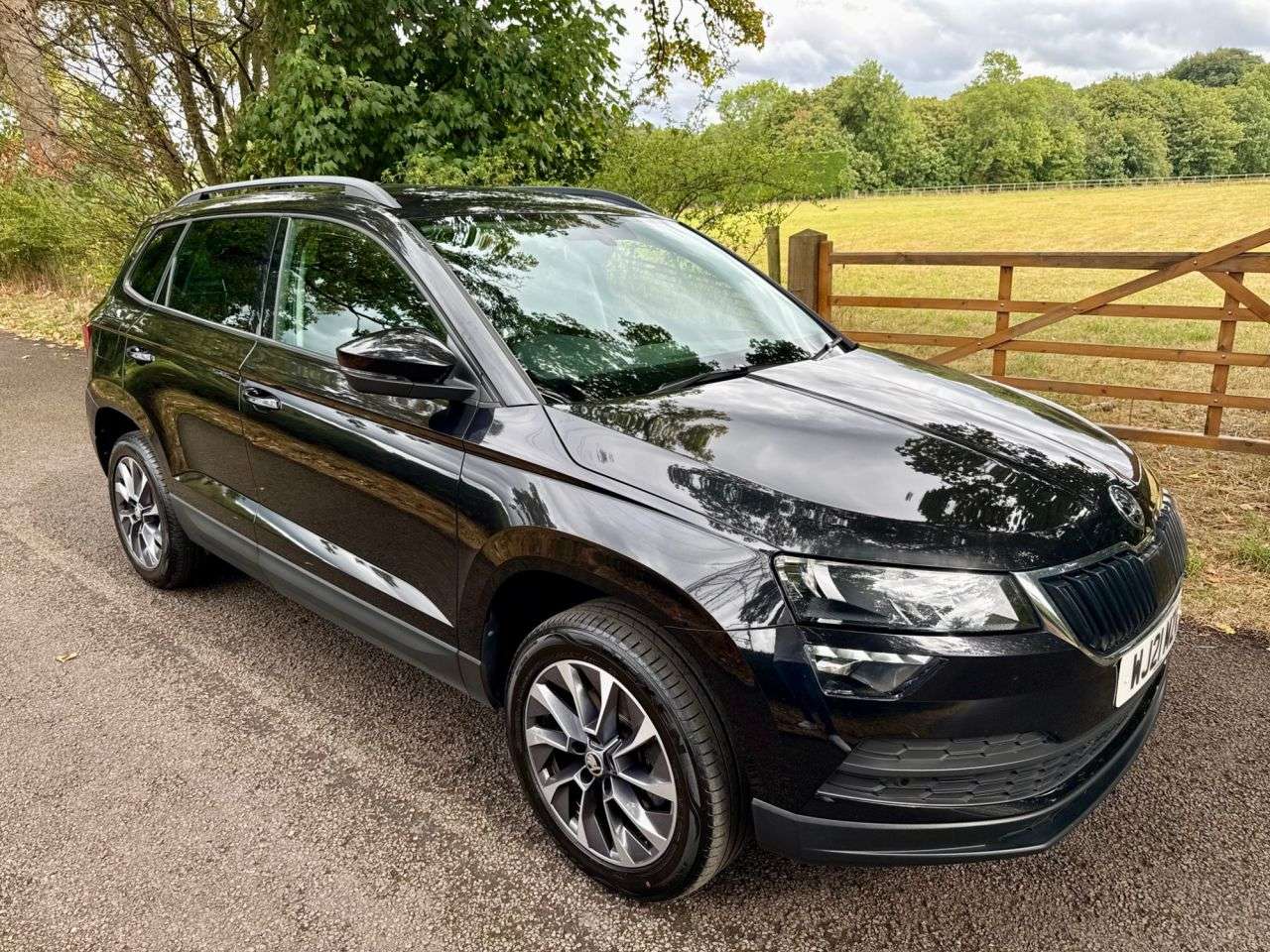 A 2021 SKODA KAROQ 1.5 TSI ACT SE Drive SUV 5dr Petrol DSG Euro 6 (s/s) (150 ps) + SERVICE HIS A 2021 SKODA KAROQ 1.5 TSI ACT SE Drive SUV 5dr Petrol DSG Euro 6 (s/s) (150 ps) + SERVICE HIS