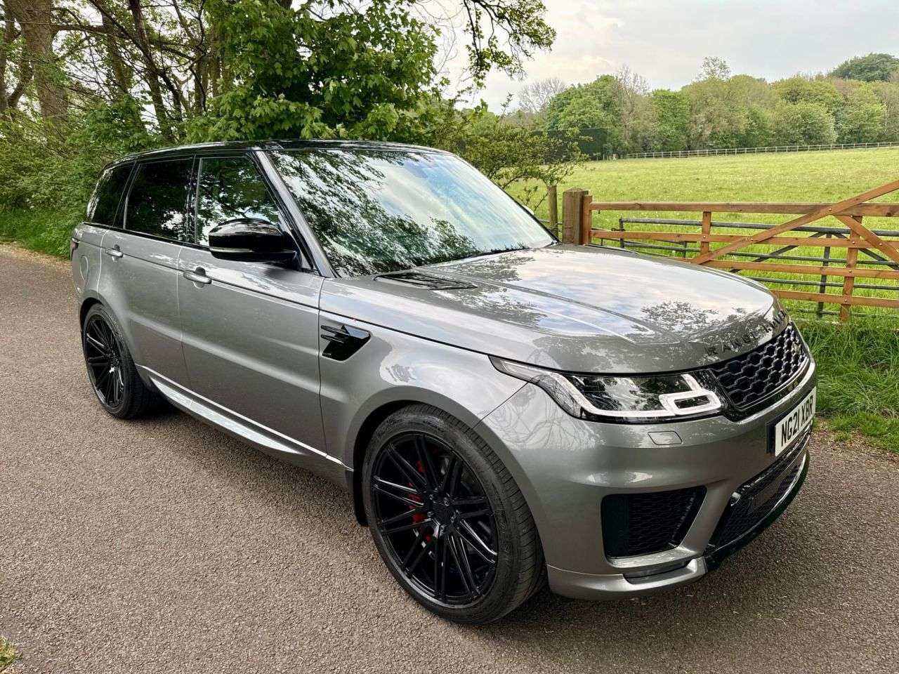 A 2021 LAND ROVER RANGE ROVER SPORT 3.0 D300 MHEV HSE Silver SUV 5dr Diesel Automatic 4WD Euro 6 (s/s) (300 ps) A 2021 LAND ROVER RANGE ROVER SPORT 3.0 D300 MHEV HSE Silver SUV 5dr Diesel Automatic 4WD Euro 6 (s/s) (300 ps)