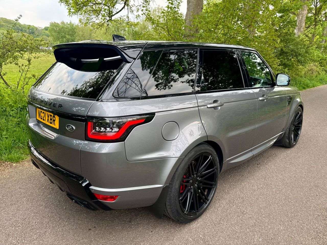 A 2021 LAND ROVER RANGE ROVER SPORT 3.0 D300 MHEV HSE Silver SUV 5dr Diesel Automatic 4WD Euro 6 (s/s) (300 ps) A 2021 LAND ROVER RANGE ROVER SPORT 3.0 D300 MHEV HSE Silver SUV 5dr Diesel Automatic 4WD Euro 6 (s/s) (300 ps)
