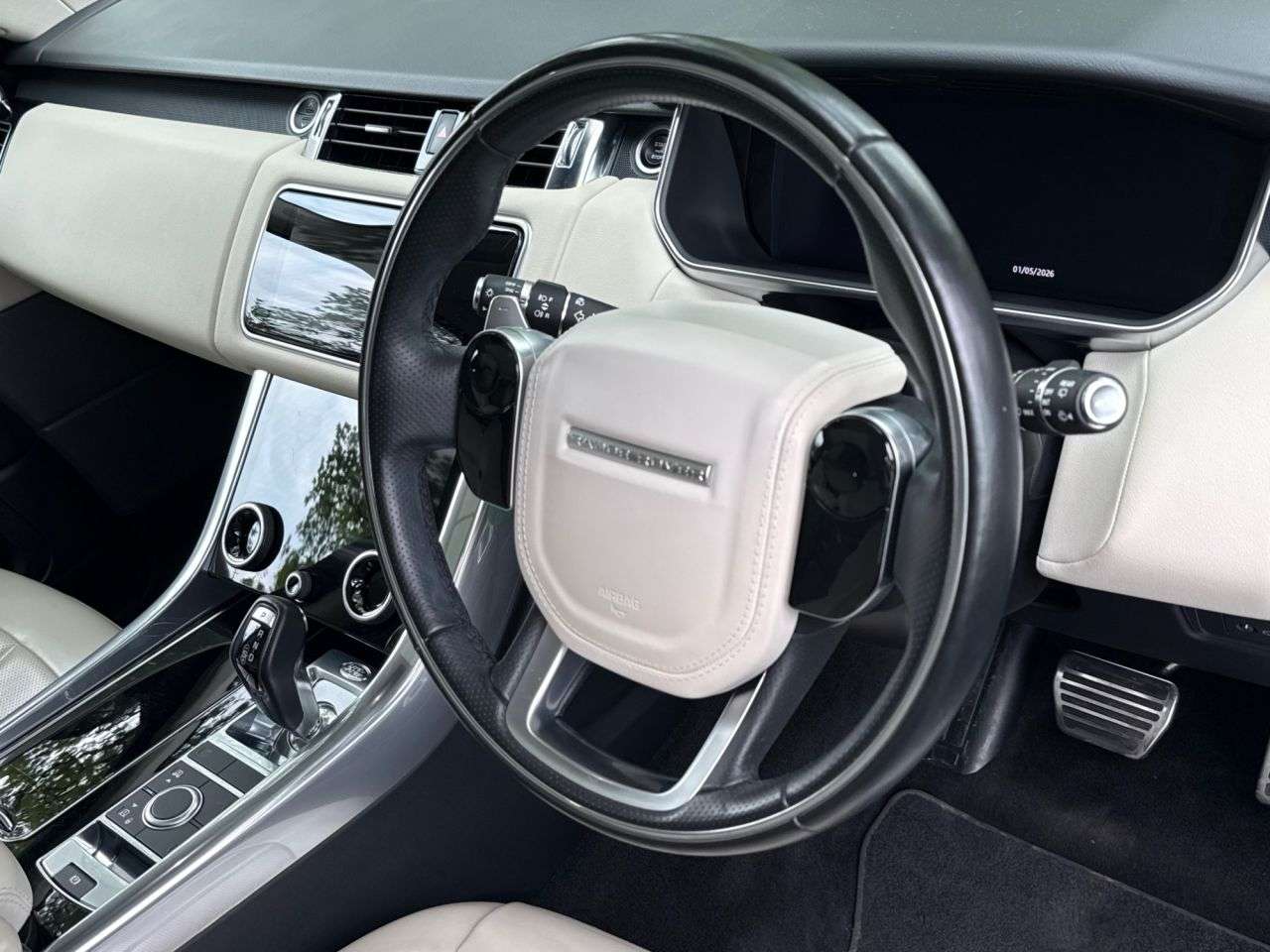 A 2021 LAND ROVER RANGE ROVER SPORT 3.0 D300 MHEV HSE Silver SUV 5dr Diesel Automatic 4WD Euro 6 (s/s) (300 ps) A 2021 LAND ROVER RANGE ROVER SPORT 3.0 D300 MHEV HSE Silver SUV 5dr Diesel Automatic 4WD Euro 6 (s/s) (300 ps)