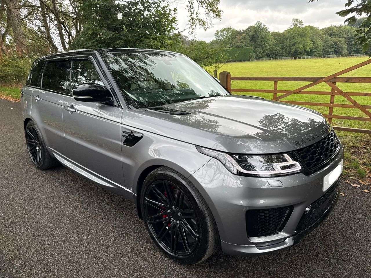 A 2021 LAND ROVER RANGE ROVER SPORT 3.0 D300 MHEV HSE Silver SUV 5dr Diesel Automatic 4WD Euro 6 (s/s) (300 ps) A 2021 LAND ROVER RANGE ROVER SPORT 3.0 D300 MHEV HSE Silver SUV 5dr Diesel Automatic 4WD Euro 6 (s/s) (300 ps)