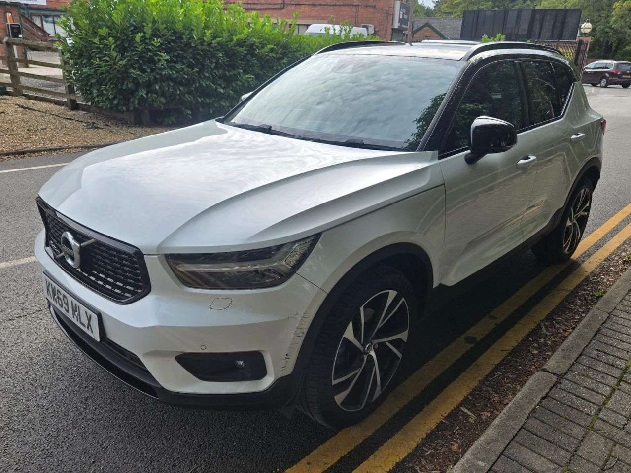 A 2020 VOLVO XC40 2.0 T4 R-Design Pro SUV 5dr Petrol Auto AWD Euro 6 (s/s) (190 ps) A 2020 VOLVO XC40 2.0 T4 R-Design Pro SUV 5dr Petrol Auto AWD Euro 6 (s/s) (190 ps)