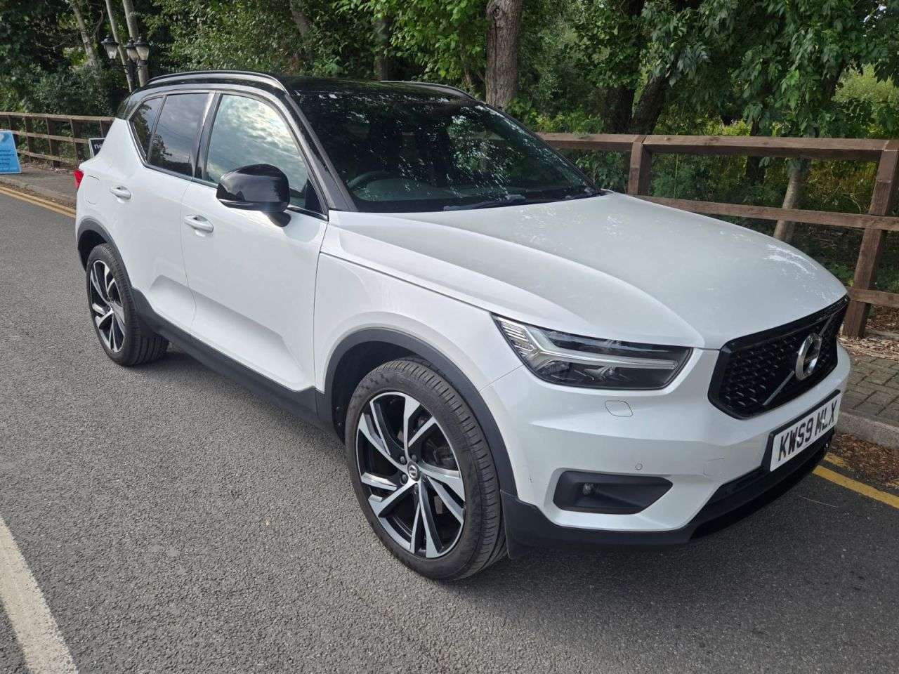 A 2020 VOLVO XC40 2.0 T4 R-Design Pro SUV 5dr Petrol Auto AWD Euro 6 (s/s) (190 ps) A 2020 VOLVO XC40 2.0 T4 R-Design Pro SUV 5dr Petrol Auto AWD Euro 6 (s/s) (190 ps)