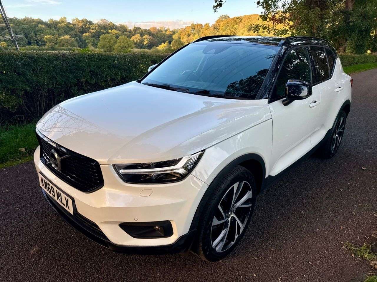 A 2020 VOLVO XC40 2.0 T4 R-Design Pro SUV 5dr Petrol Auto AWD Euro 6 (s/s) (190 ps) + SERVICE A 2020 VOLVO XC40 2.0 T4 R-Design Pro SUV 5dr Petrol Auto AWD Euro 6 (s/s) (190 ps) + SERVICE