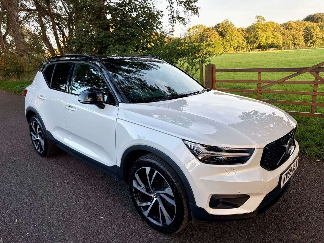 A 2020 VOLVO XC40 2.0 T4 R-Design Pro SUV 5dr Petrol Auto AWD Euro 6 (s/s) (190 ps) + SERVICE A 2020 VOLVO XC40 2.0 T4 R-Design Pro SUV 5dr Petrol Auto AWD Euro 6 (s/s) (190 ps) + SERVICE