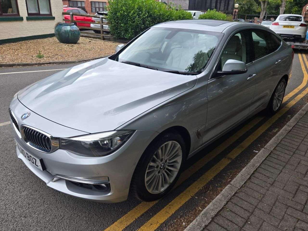A 2015 BMW 3 SERIES GRAN TURISMO 2.0 328i Luxury GT 5dr Petrol Auto Euro 6 (s/s) (245 ps) A 2015 BMW 3 SERIES GRAN TURISMO 2.0 328i Luxury GT 5dr Petrol Auto Euro 6 (s/s) (245 ps)