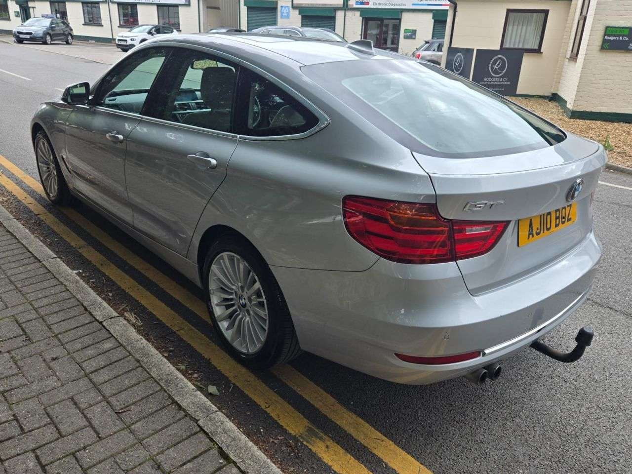 A 2015 BMW 3 SERIES GRAN TURISMO 2.0 328i Luxury GT 5dr Petrol Auto Euro 6 (s/s) (245 ps) A 2015 BMW 3 SERIES GRAN TURISMO 2.0 328i Luxury GT 5dr Petrol Auto Euro 6 (s/s) (245 ps)