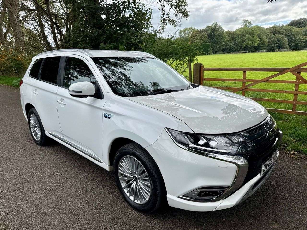 A 2018 MITSUBISHI OUTLANDER 2.4h TwinMotor 13.8kWh 4h SUV 5dr Petrol Plug-in Hybrid CVT 4WD Euro 6 (s/s A 2018 MITSUBISHI OUTLANDER 2.4h TwinMotor 13.8kWh 4h SUV 5dr Petrol Plug-in Hybrid CVT 4WD Euro 6 (s/s