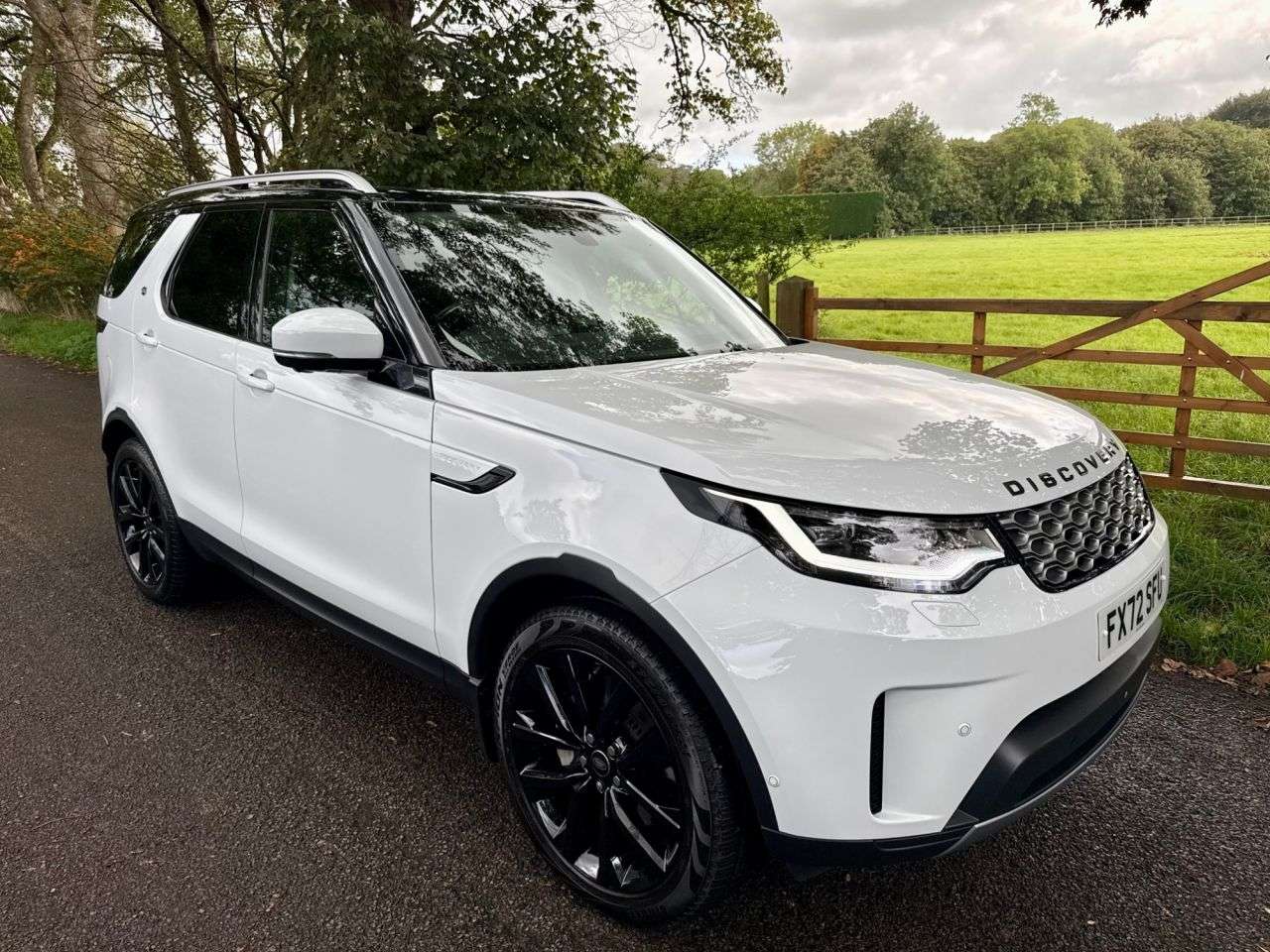 A 2022 LAND ROVER DISCOVERY 3.0 D300 MHEV SE SUV 5dr Diesel Automatic 4WD Euro 6 (s/s) (300 ps) A 2022 LAND ROVER DISCOVERY 3.0 D300 MHEV SE SUV 5dr Diesel Automatic 4WD Euro 6 (s/s) (300 ps)