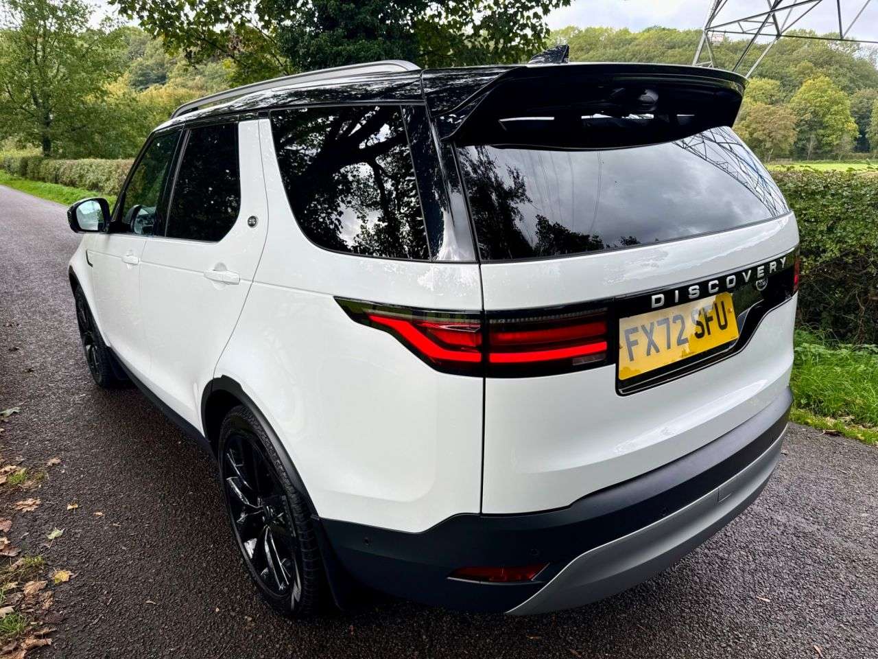 A 2022 LAND ROVER DISCOVERY 3.0 D300 MHEV SE SUV 5dr Diesel Automatic 4WD Euro 6 (s/s) (300 ps) A 2022 LAND ROVER DISCOVERY 3.0 D300 MHEV SE SUV 5dr Diesel Automatic 4WD Euro 6 (s/s) (300 ps)